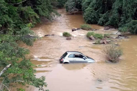 Jovem de 14 anos socorre mulher que caiu com veículo no Rio Jaguari
