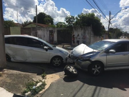 Carros colidem em rua de Hortolândia