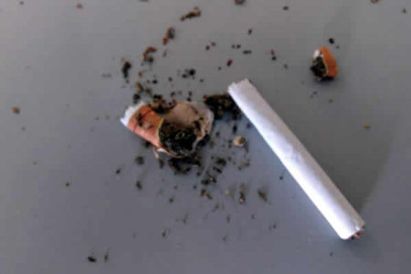 Agentes encontram drogas escondidas em maços de cigarros