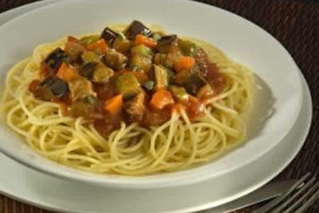 Espaguete ao Molho de Berinjela com Carne