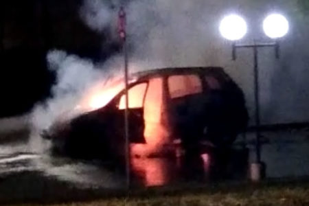 Corpo de Bombeiros apaga fogo em veículo na Unasp em Hortolândia