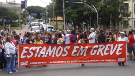 Professores e servidores público protestam em Campinas