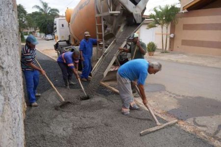 Com construção de calçadas, Prefeitura retoma obras de asfalto no Pq. Perón
