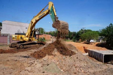 Obras de drenagem avançam na rua Pará