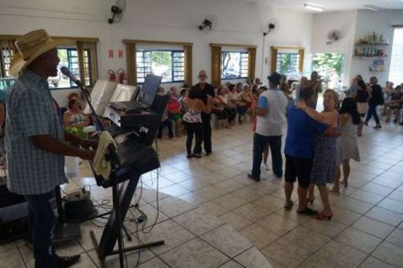 Para celebrar Mês das Mulheres, Prefeitura promove show dançante para idosas