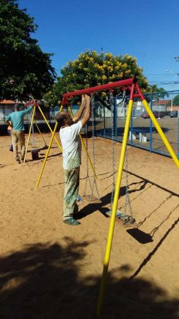 Prefeitura instala balanços na praça do Remanso Campineiro