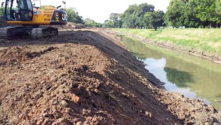 Prefeitura continua limpeza no córrego Santa Clara