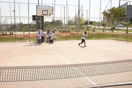 Prefeitura oferece aulas de tênis gratuitas em parceria com a EMS
