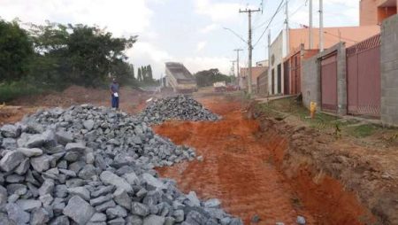 Rua Pará recebe base para asfalto