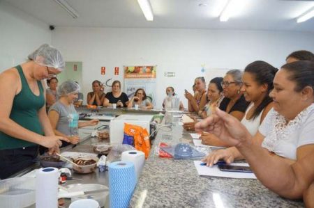 Oficina ensina fazer ovos de Páscoa