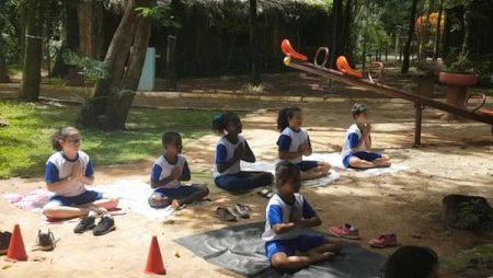Alunos da Emeb Josias têm aula de yoga