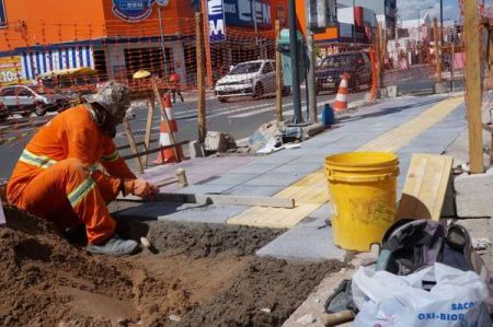 Calçada da rua Luiz Camilo de Camargo recebe pastilhas