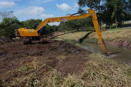 Prefeitura limpa córrego Santa Clara, que passa pelo Parque Chico Mendes