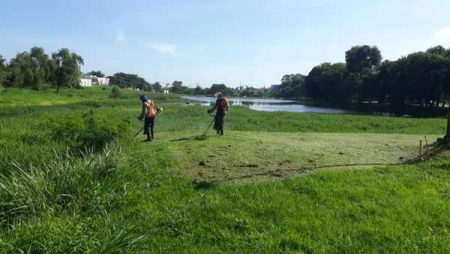 Área no entorno da Lagoa do Jd. Amanda recebe poda do mato e limpeza