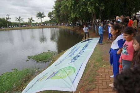 “Abraço” em lagoas do Jd Amanda desperta para cuidado com a água