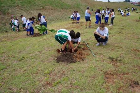 No Dia Mundial da Água, Lago da Fé ganha árvores e “abraço” na lagoa