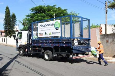 Coleta seletiva porta a porta faz um ano e contribui para descarte correto