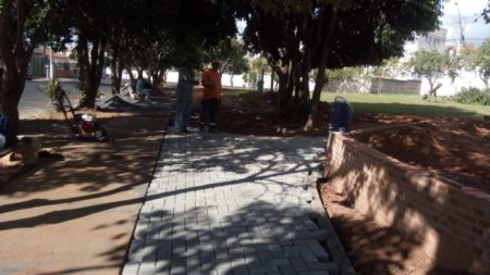 Renovação: “Praça do Pastel” recebe piso de concreto intertravado