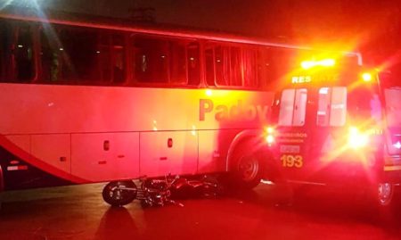 Motociclista fica ferida em colisão com ônibus na Vila Lunardi