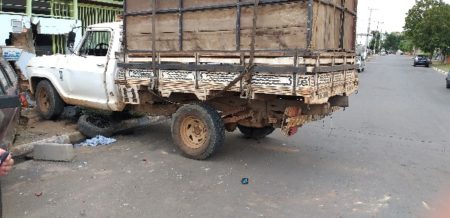 Motorista bate carro e derruba muro de casa no Jardim São Bento, em Hortolândia