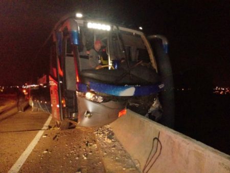 Motorista de ônibus tem mal súbito e veículo para em cima da mureta de proteção em Hortolândia