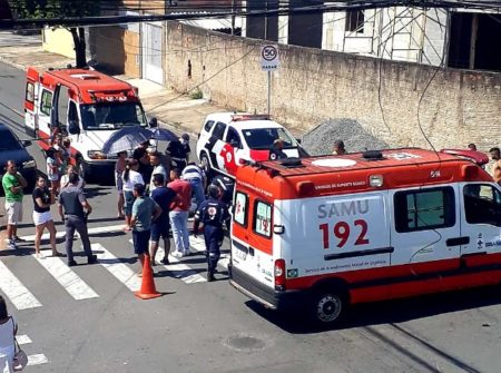 Carro e moto colidem em cruzamento no Jardim Amanda, e motorista evade do local do acidente