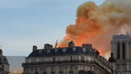Incêndio atinge catedral de Notre-Dame