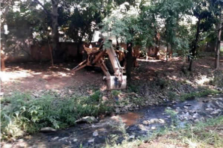 Afim de evitar alagamento, começa desassoreamento de canal no Jardim Ricardo