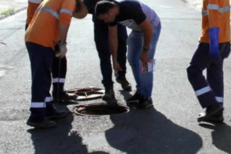 Fiscalização contra ligação irregular de esgoto. Conta com denuncia via Whats.