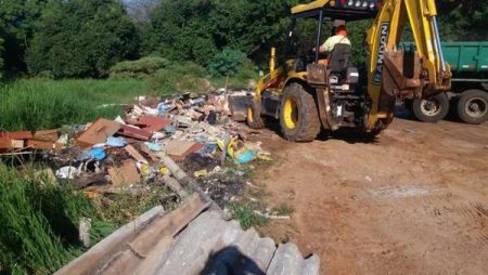 Prefeitura retira materiais descartados irregularmente no Jd. Nova América