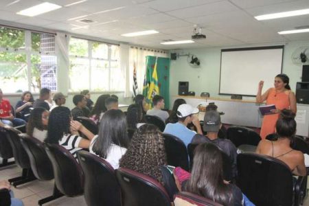 Jovens participam do Fórum de Profissões promovido pela Prefeitura