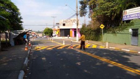 Prefeitura reforça sinalização de trânsito em ruas de dois bairros