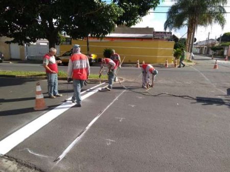Vias do Jardim Amanda recebem reforço na sinalização de trânsito