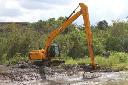 Prefeitura inicia limpeza do espelho d’água da lagoa do Jd. Amanda