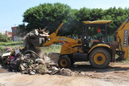 Prefeitura limpa, mais uma vez, área com descarte irregular de lixo