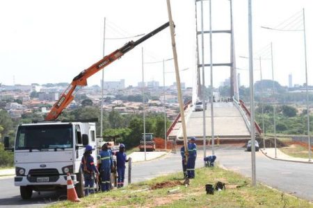 Instalação de novas luminárias LED segue sentido Jd. Novo Ângulo