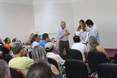Prefeito apresenta projeto de Viaduto sobre ferrovia para comerciantes