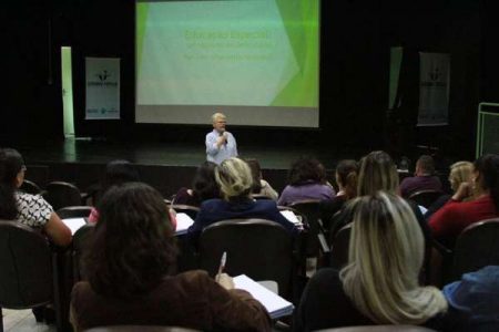 Inclusão na escola é tema de formação para profissionais da rede e do Bolsa Creche