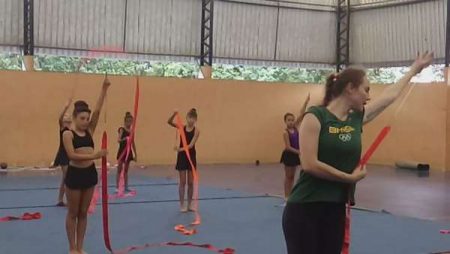 Alunas de ginástica rítmica recebem visita de grande nome da modalidade