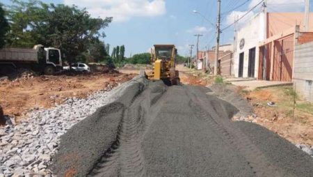 Compactação de solo na rua Pará antecede obra de asfalto