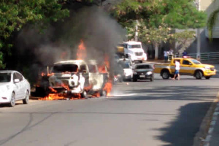 Kombi pega fogo próximo ao Shopping Hortolândia