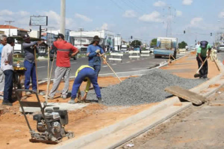 Obras: Emancipação recebe base para concretagem do canteiro central