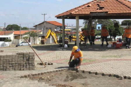 Praças da cidade recebem manutenção, confira: