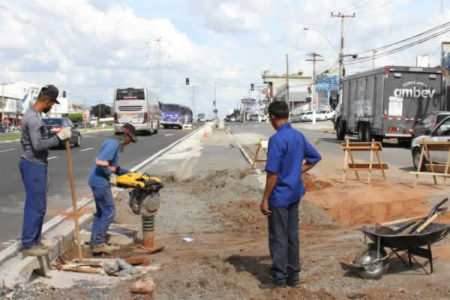 Marginal da Av. Emancipação tem guias demarcadas no trecho em obras.