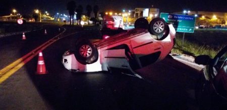 Motorista embriagado capota carro no trevo de Hortolândia