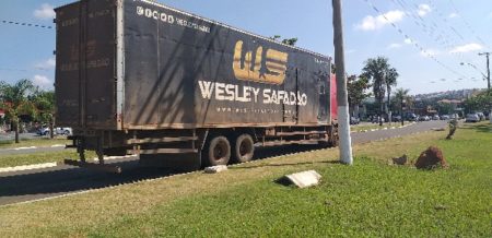 Caminhão do cantor Wesley Safadão chega em Hortolândia