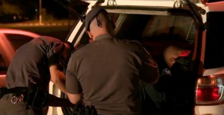 Bandidos armados fazem família refém durante assalto em Hortolândia