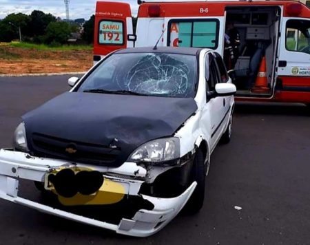 Carro e moto colidem em cruzamento e uma pessoa fica ferida, em Hortolândia