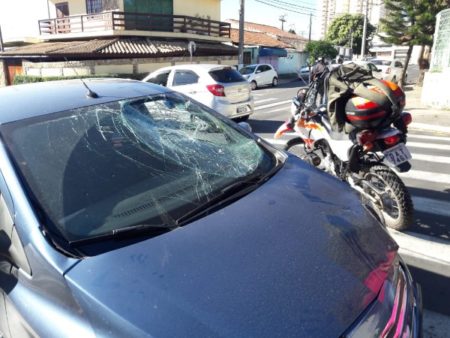 Motociclista fica ferido após colisão frontal com carro no Jd. Nsa. Sra. de Fátima