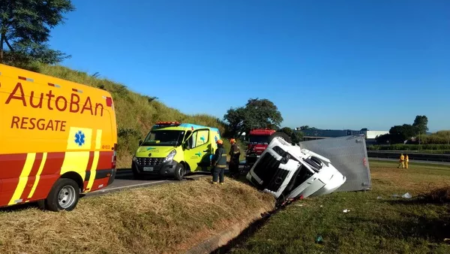 Carreta tomba em alça de acesso a rodovia e deixa feridos